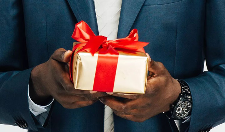 هدیه برای آقایان: ۲۵ ایده عالی خرید هدیه برای مردان - مجله کسب و کار بازده