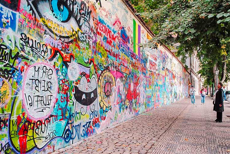 دیوار لنون پراگ (Lennon Wall)