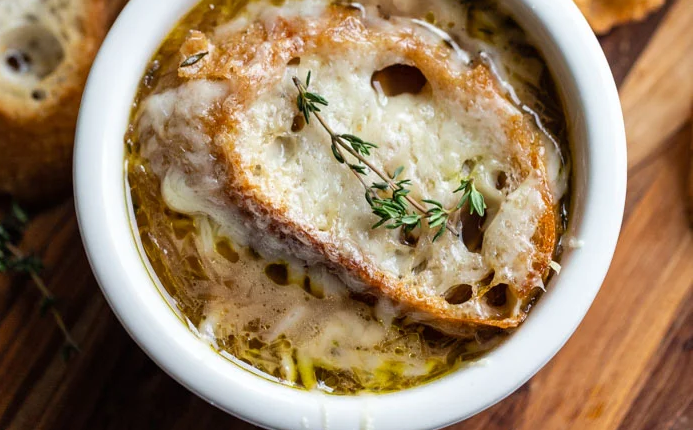 طرز تهیه سوپ پیاز فرانسوی با نان سیر و پنیر
