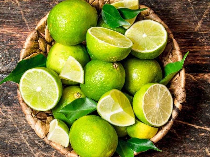 خواص لیمو ترش سبز: 31 خاصیت آب لیمو ترش سبز برای سلامتی و زیبایی - مجله کسب  و کار بازده