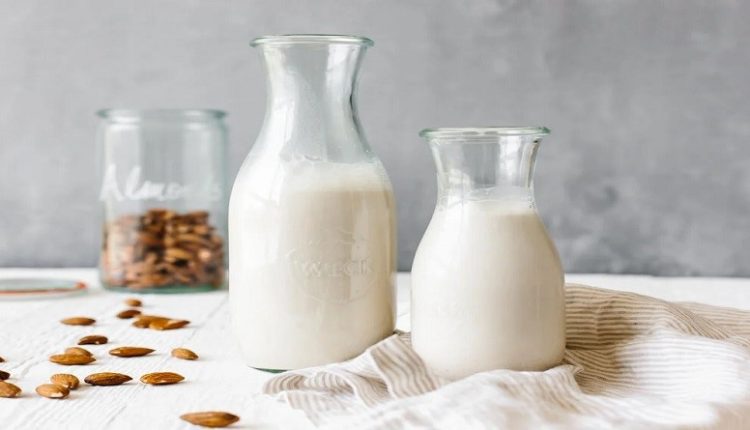 فواید شیر بادام برای سلامتی (و نحوه تهیه آن)